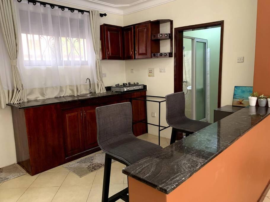 Cozy 2-Bedroom Apartment Within City Limits. كامبالا المظهر الخارجي الصورة